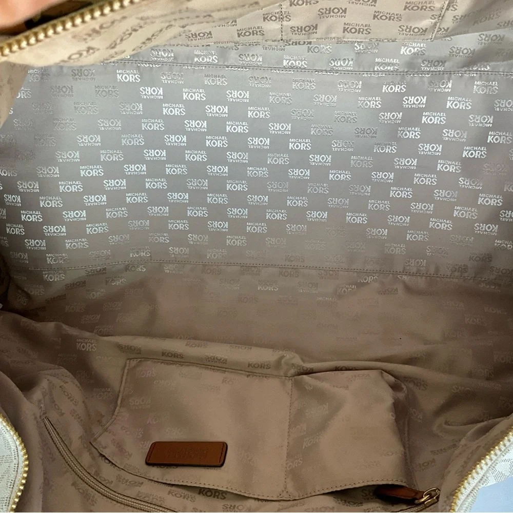 Michael Kors’s white duffel bag - Picture 5 of 7